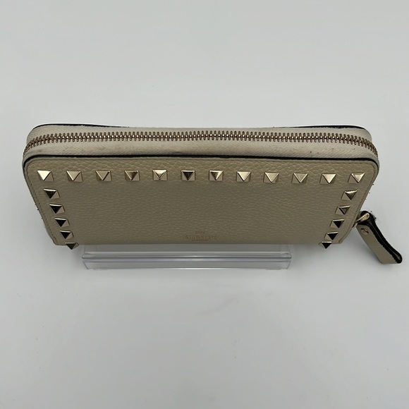 Valentino Garavani Rockstud Zip-Around Wallet - Picture 4 of 8